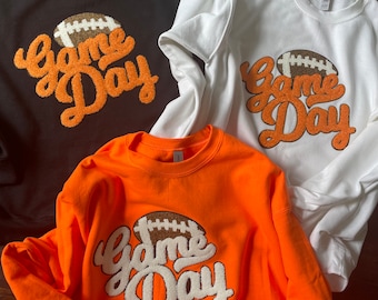 Bluza z naszywką Chenille na dzień gry: okrągły dekolt do futbolu amerykańskiego