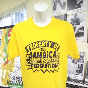 Koszulka JSSF - własność Jamaica Sound System Federation - Sprawdź obrazy tła na tych zdjęciach.