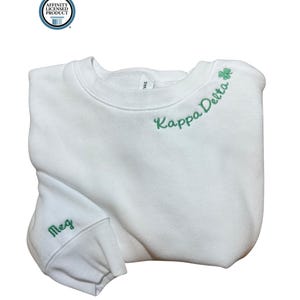 Sudadera con cuello de hermandad con licencia Kappa Delta y personalización de mangas