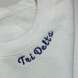 Tri Delta Lizens Sweatshirt mit Sorority-Ausschnitt