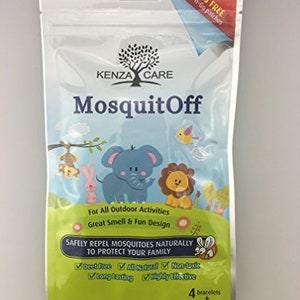 Op de afbeelding: Een kleurrijk pakket met MosquitOff insectenwerende armbanden en pleisters. De verpakking heeft een cartoonillustratie van een vriendelijke olifant, leeuw en andere dieren. De tekst op de verpakking luidt "MosquitOff" en "Veilig muggen afweren op een natuurlijke manier om uw gezin te beschermen".
