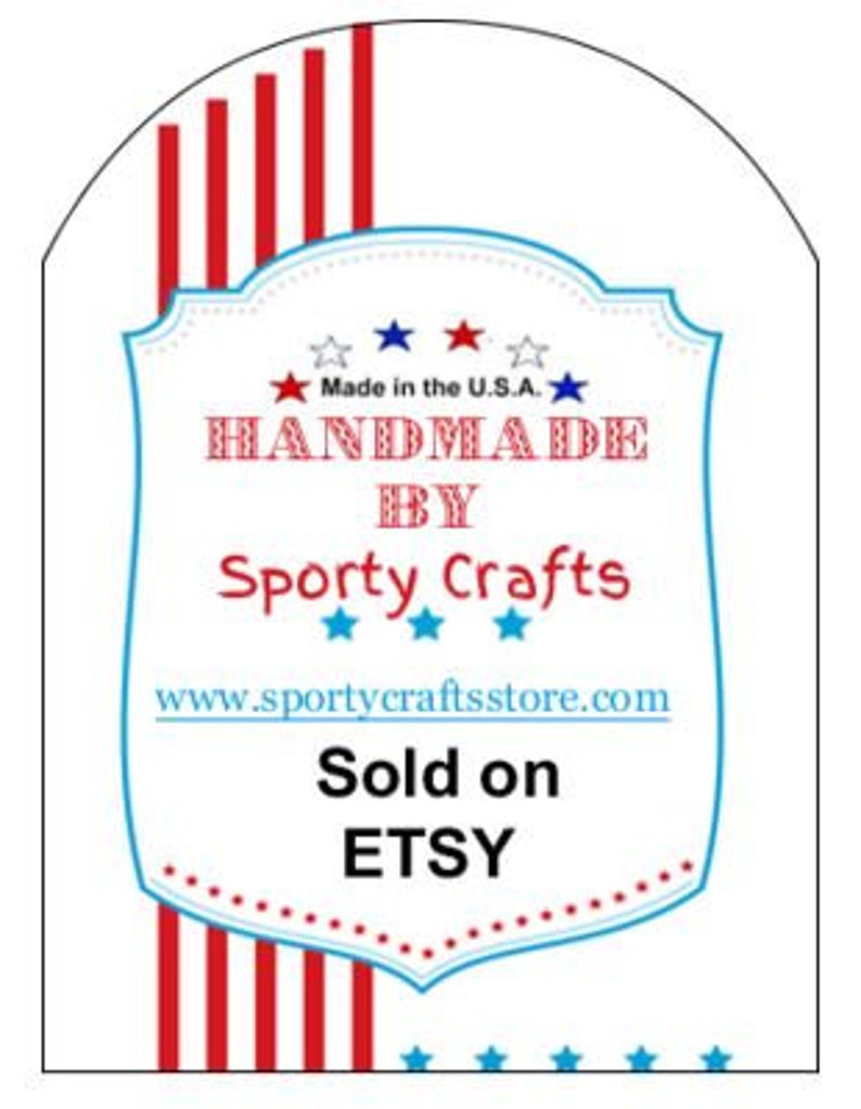 Może przedstawiać: Czerwono-biało-niebieska etykieta w kształcie tarczy z tekstem "Handmade by Sporty Crafts" i stroną internetową "www.sportycraftsstore.com". Etykieta zawiera r&oacute;wnież tekst "Made in the U.S.A." i "Sold on ETSY".
