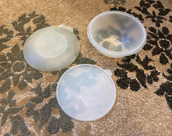 Various Tupperware pieces