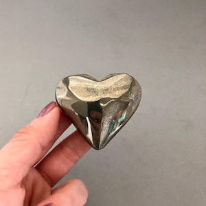 Pyrite Fool&#39;s Gold Heart Crystal Carving (2 1/8&quot;) for Solar Plexus Chakra, Empath Protection, Crystal Grids, Solar Plexus, Self Empowerment