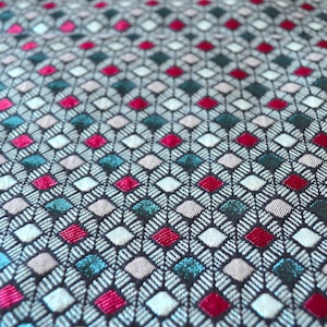 Tejido Jacquard con hilos de lamé y patrón geométrico de diamante