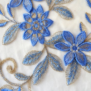 Tulle ricamato blu, oro e argento con fiori applicati
