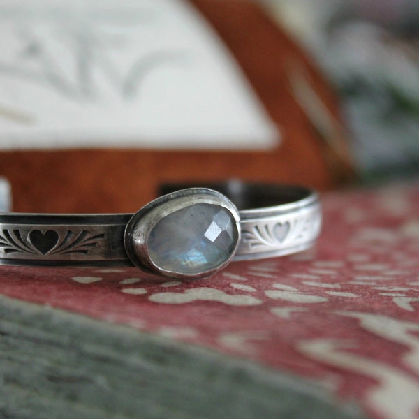 Moonstone brazalete, pulsera de piedra de luna, a la luna y la espalda, brazalete de corazón oxidado brazalete, pulsera abierta, rosa cortada piedra lunar, piedra lunar joyas