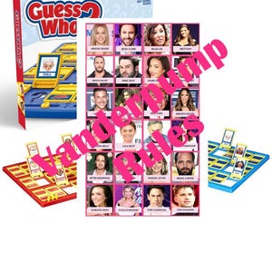 Könnte beinhalten: Ein Guess Who Brettspiel-Set mit einem roten und blauen Kunststoff-Spielbrett mit aufklappbaren Charakterkarten. Eine zentrale rechteckige Karte zeigt ein Raster aus zwanzig Fotos von Personen mit dem rosa Text Vanderpump Rules in der Mitte.