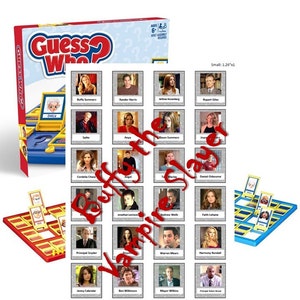 Pode incluir: Um tabuleiro de jogo Guess Who? com cartas de personagens que representam personagens do programa de televisão Buffy, a Caça-Vampiros. O tabuleiro de jogo é azul e amarelo com uma moldura vermelha e amarela. As cartas de personagens são em preto e branco com uma borda cinza. As cartas apresentam personagens como Buffy Summers, Xander Harris, Willow Rosenberg, Rupert Giles, Anya, Dawn Summers, Cordelia Chase, Angel, Tara Maclay, Daniel Osbourne, Jonathan Levinson, Andrew Wells, Faith Lehane, Diretor Snyder, Warren Mears, Harmony Kendall, Jenny Calendar, Ben Wilkinson, Prefeito Wilkins e Diretor Robin Wood.