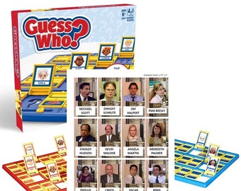 Puede incluir: Un juego de mesa basado en la popular serie de televisión "The Office". El juego es una versión del clásico juego "Adivina quién?", pero con personajes de la serie. El tablero de juego es azul y amarillo, y las cartas de personajes están impresas con imágenes de los personajes de la serie. El juego es para mayores de 6 años.