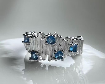 Anello in argento con acquamarina, fede nuziale con pietra blu, anello impilabile a coste, anello in argento delicato e regolabile, un regalo "qualcosa di blu".