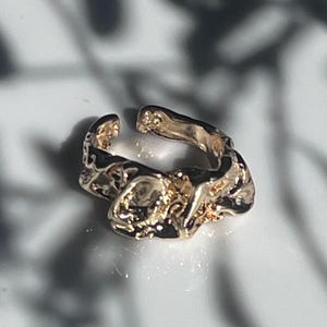 14K vergulde messing stapelbare ring met textuur • Verstelbare alledaagse minimalistische sieraden • Sierlijke handgemaakte statementband •