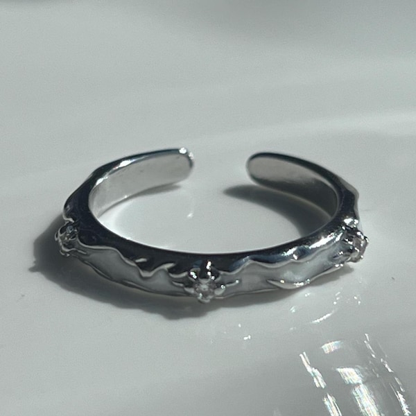 Zierlicher geschmolzener Silber Bandring • Graue Emaille mit CZ Sternen • Verstellbarer Wellenring • Modernes minimalistisches Statement Schmuck Geschenk