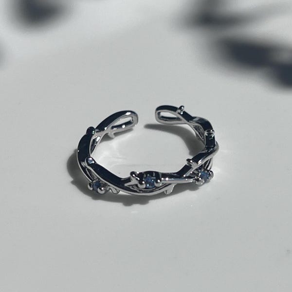 Feiner Silber-Rankenring, feiner Feenkern Ring, Cottagecore Ring, Eis Blauer Zirkonia Ring, Geschenk für sie