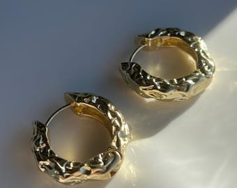 Orecchini a cerchio biologici fatti a mano - Superficie increspata testurizzata, gioielli minimalisti, piccoli cerchi da 2 cm, argento sterling o placcato oro