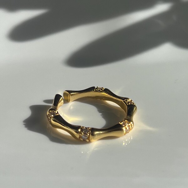 24K Vergoldeter Bambus Ring • US Größe 7 Einstellbar Offenes Band • Minimalistischer moderner Ring mit Cubic Zirkonia Akzente • Eleganter Schmuck für jeden Tag
