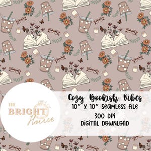 Pode incluir: Um padrão de papel digital sem costura com uma atmosfera aconchegante e literária sobre um fundo marrom claro. O padrão inclui livros abertos, xícaras de café, óculos, velas e flores. O texto "Cozy Bookish Vibes 10" x 10" seamless file 300 DPI DIGITAL DOWNLOAD" está na parte inferior da imagem.