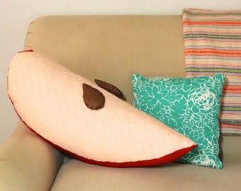 Escultura de almohada con rebanada de manzana gigante