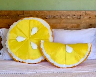 Escultura de almohada con rodaja de limón gigante