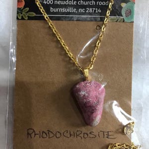 Colgante de piedra rodocrosita en cadena larga de oro