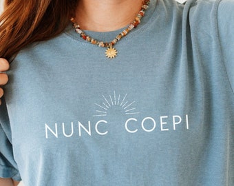 Camiseta unisex minimalista Nunc Coepi Sunrise / Colores cómodos / Regalos para hombres, mujeres y adolescentes católicos que asisten a la misa en latín.
