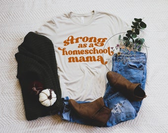 fuerte como una camisa de mamá de la escuela en casa, la escuela en casa fuerte, camisa de la escuela en casa, camisa de mamá, regalo de la mamá, la escuela en casa es genial, volver a la escuela, mamá tee