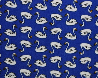 Tessuto in rayon challis con stampa a cigno: blu e bianco, larghezza 54"