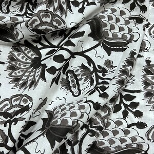 Schwarzer Floral Block Bedruckter Baumwollstoff, Nähmaterial Meterware