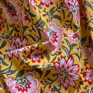 Moderner Blumenstoff, gelber weicher Baumwollstoff, Sommerkleid Stoff, Quilters Baumwolle, floraler Siebdruck Stoff