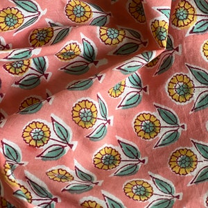 Tissu en coton fleuri imprimé main : textile indien corail et vert d'eau