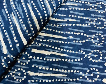 以下が含まれることがあります： 白と青の生地で、白い線と点の繰り返し模様が施されています。生地は半分に折り畳まれており、両側に模様が見えます。