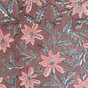 Tela de algodón con estampado floral en bloques: castaño pálido y salmón, cortada a medida