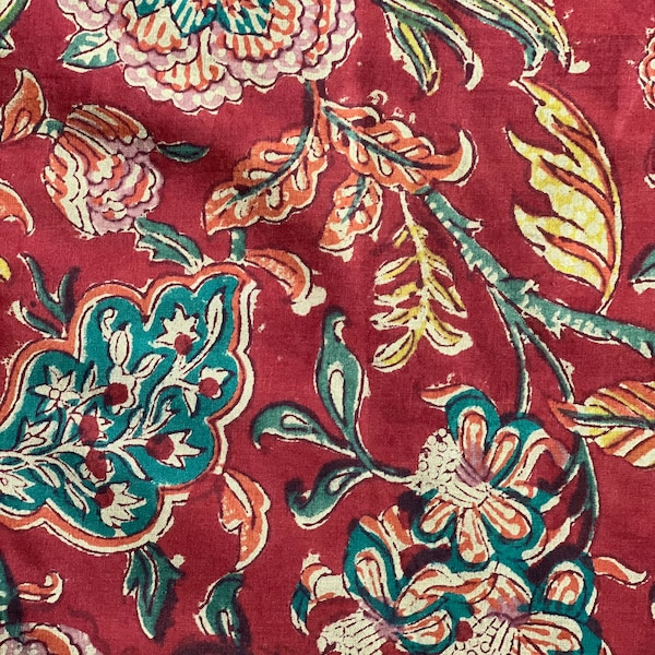 Tissu imprimé floral rouge par cour Tissu indien en voile de coton imprimé à la main, tissu de vêtements à coudre, tissu de courtepointe et d'artisanat