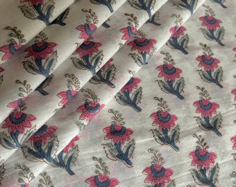 Tela de algodón rosa con estampado floral en bloques, cortada a medida.