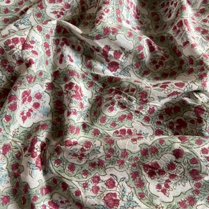 Blockbedruckter Baumwollstoff: Kleine Blumen, Aqua & Weinrot