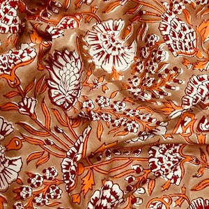 Katoenstof met bloemenblokprint: brons, oranje, kastanjebruin - op maat knippen