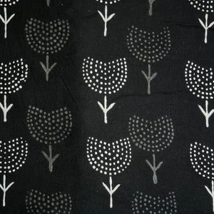 Tela de algodón con estampado floral en blanco y negro - Tela india cortada a medida
