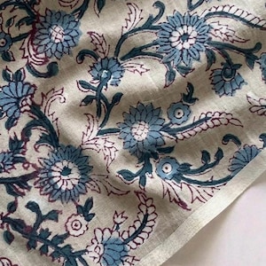 Tela de algodón con estampado floral en bloques: blanco antiguo, azul, granate.