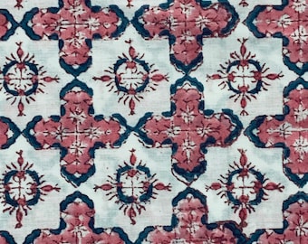 Tessuto di cotone con stampa floreale rosa: tessuto per abiti indiani