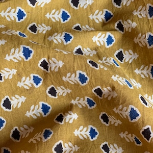 Katoenstof met bloemenblokprint: guldenroede, zwart, blauw - op maat knippen