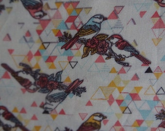 Tela de rayón con estampado de pájaros: material geométrico de estilo indio.
