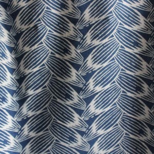 Pode incluir: Tecido azul e branco com um padrão repetitivo de folhas estilizadas. O tecido tem um aspecto texturizado e tecido.