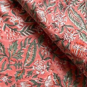 Block Bedruckter Baumwollstoff: Lachsfarbener Blumendruck, Nähstoff als Meterware