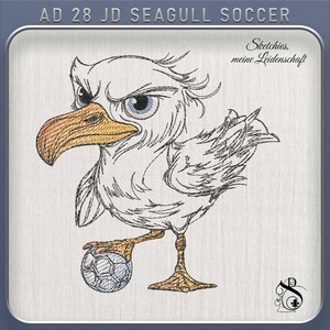 Op de afbeelding: Een borduurontwerp met een witte meeuw met een gele snavel en poten, staand op één poot terwijl deze een voetbal balanceert. De tekst AD 28 JD SEAGULL SOCCER en Sketchies, meine Leidenschaft is zichtbaar met zwarte omlijningen.