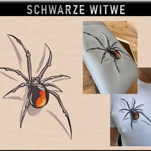 Puede incluir: Diseño de araña bordada en negro y rojo sobre una camiseta blanca y una funda de portátil gris. El diseño presenta una araña negra con un reloj de arena rojo en su abdomen. El texto "SCHWARZE WITWE" se muestra en la parte superior de la imagen.