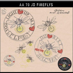 Puede incluir: Parches bordados con temática de luciérnagas. Los parches presentan luciérnagas con cuerpos de bombilla, corazones rojos y frases como "You Light Up My Life" y "Du Bist Mein Licht".