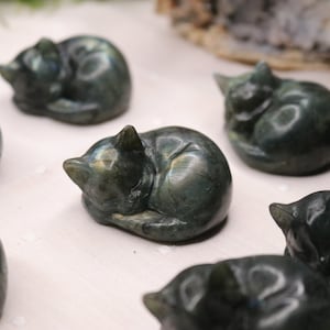 派手なレインボーラブラドライト猫彫刻～眠るかわいい子猫～