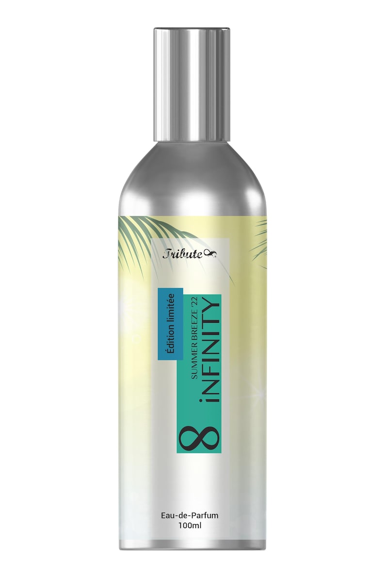 Puede incluir: Un frasco de perfume plateado con una etiqueta amarilla y verde. La etiqueta dice "Tribute", "Summer Breeze '22", "Edici&oacute;n limitada", "Infinity", y "Eau-de-Parfum 100ml".