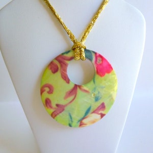 Blister Pearl Shell Go-Go Necklace: Multi Color Floral Pendant, N305