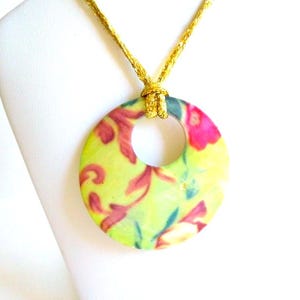 Blister Pearl Shell Go-Go Necklace: Multi Color Floral Pendant, N305